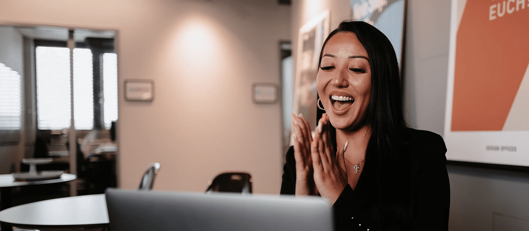 Mitarbeiterin der Dietrich Spohr Personalagentur begrüßt Sie herzlich